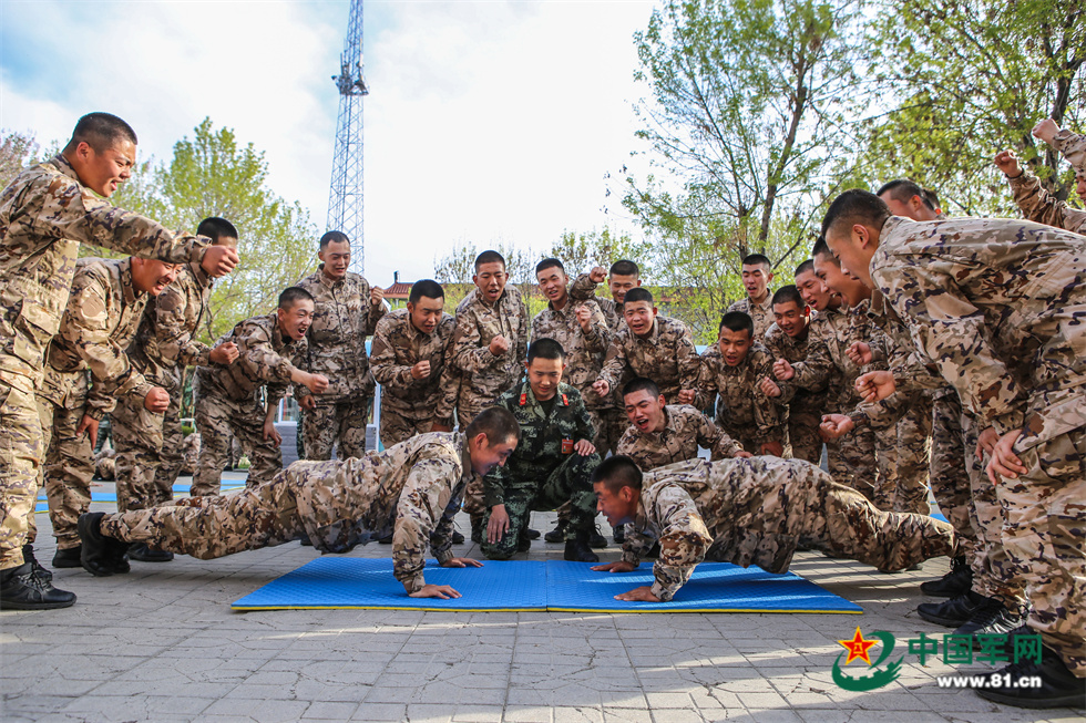 武警天津总队开展体能训练,夯实新兵体能基础 - 中国军网