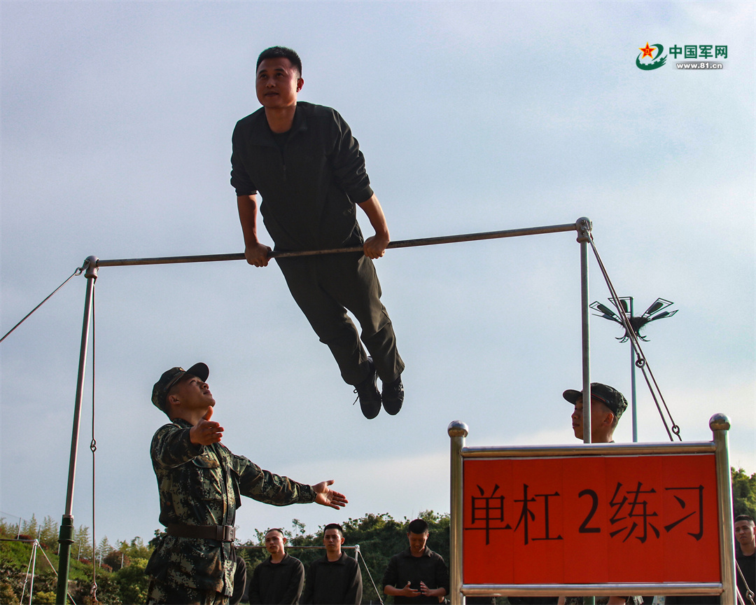 单杠二练习考核.蒲江雷 摄