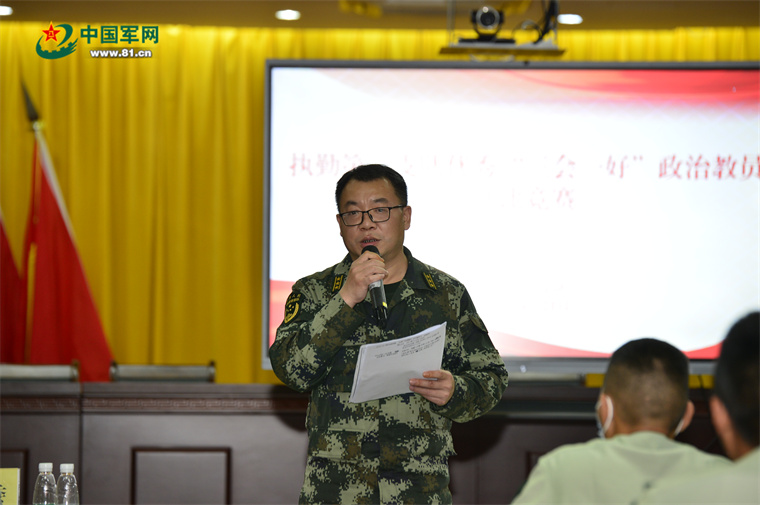 图为支队政治工作部主任卢斌总结讲评本次政治教员评比竞赛.