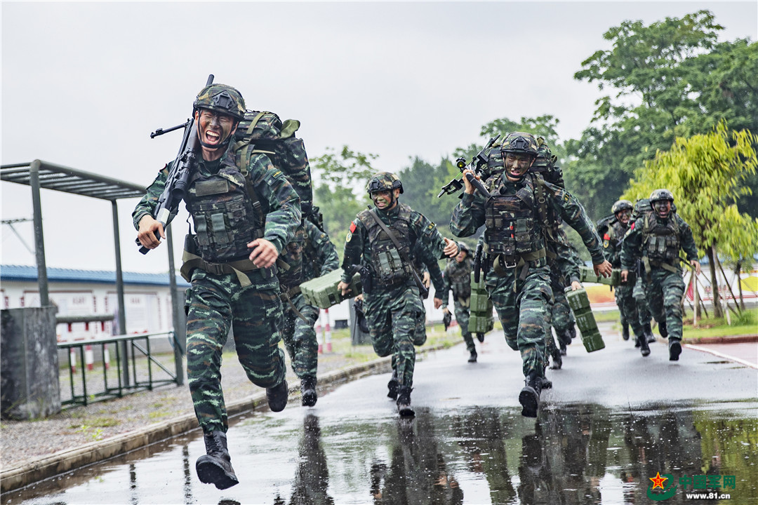 直击武警特战队员多课目训练现场 - 中国军网
