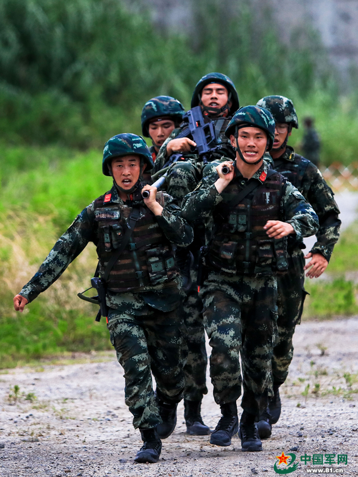 近距离直击武警特战队员侦察比武 - 中国军网