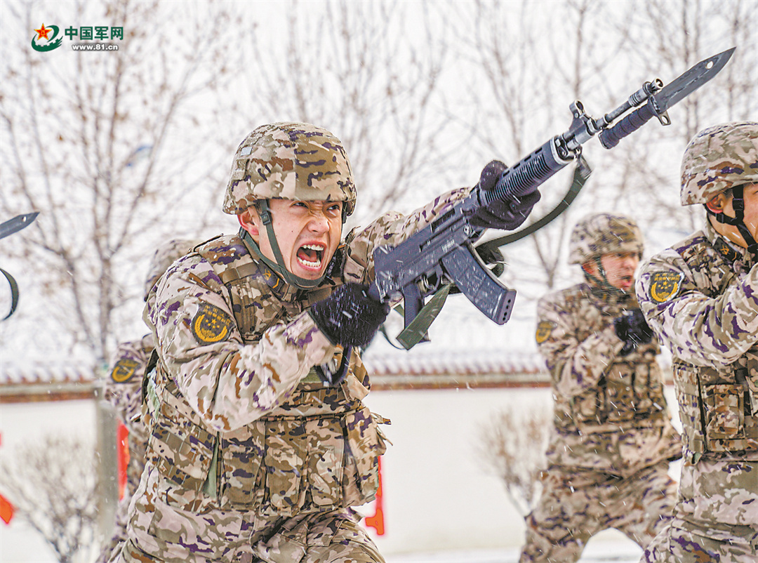 武警兵团总队某中队开展刺杀训练 - 中国军网