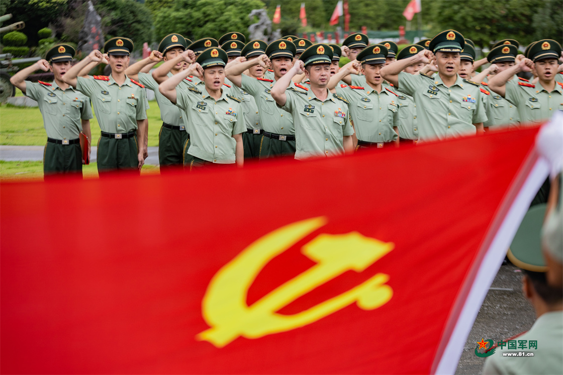 官兵缅怀革命先烈,重温入党誓词.(施晨洲 摄)