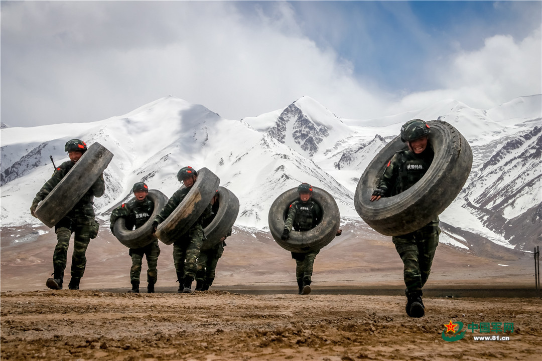 多角度围观昆仑山脚下特战队员实战化训练精彩瞬间
