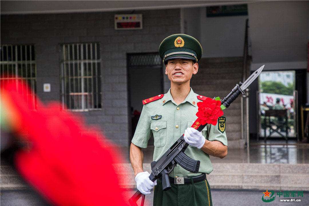 高清图集丨瞬间泪目!武警退伍老兵交接"第二生命"