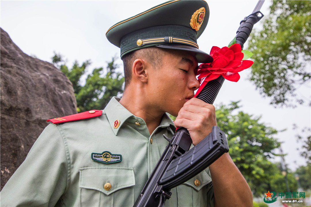 高清图集丨瞬间泪目!武警退伍老兵交接"第二生命"