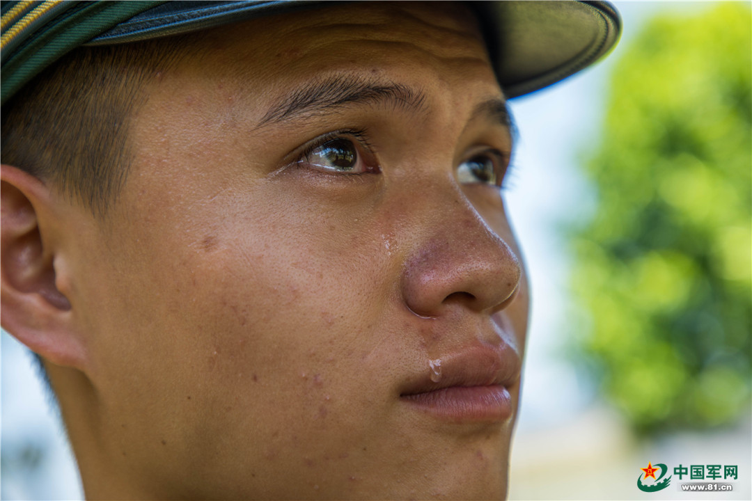 高清图集|瞬间泪目!武警退伍老兵交接"第二生命"