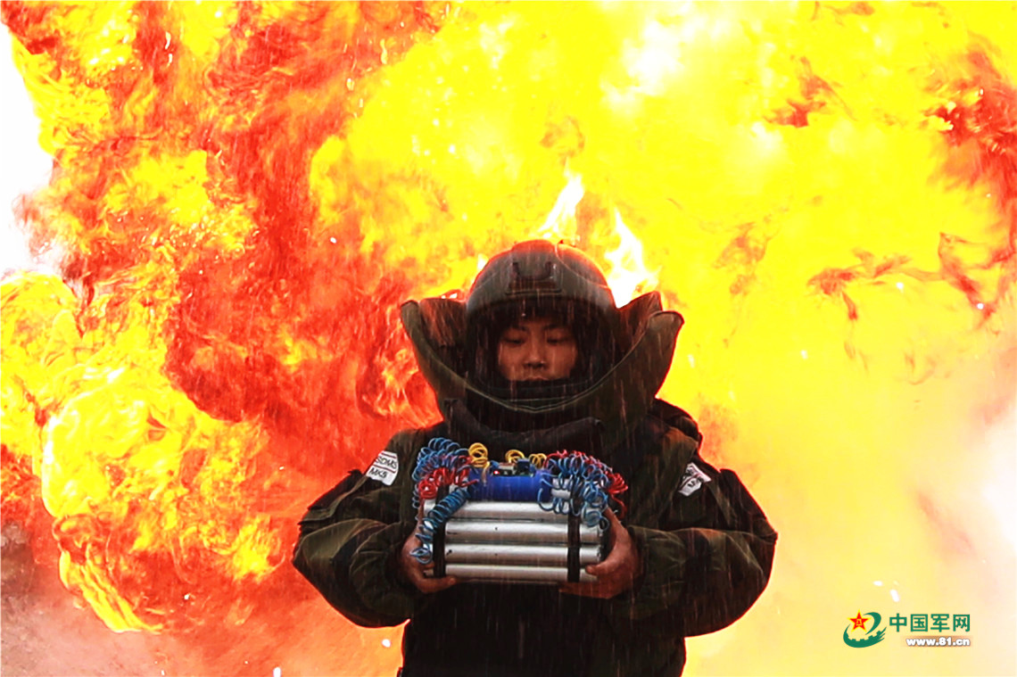 排爆手实施排暴作业.赵俊杰 摄天山脚下,寒意正浓.