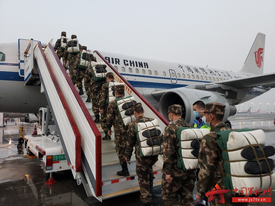 武警第二机动总队某支队新兵乘坐民航包机奔赴高原战位