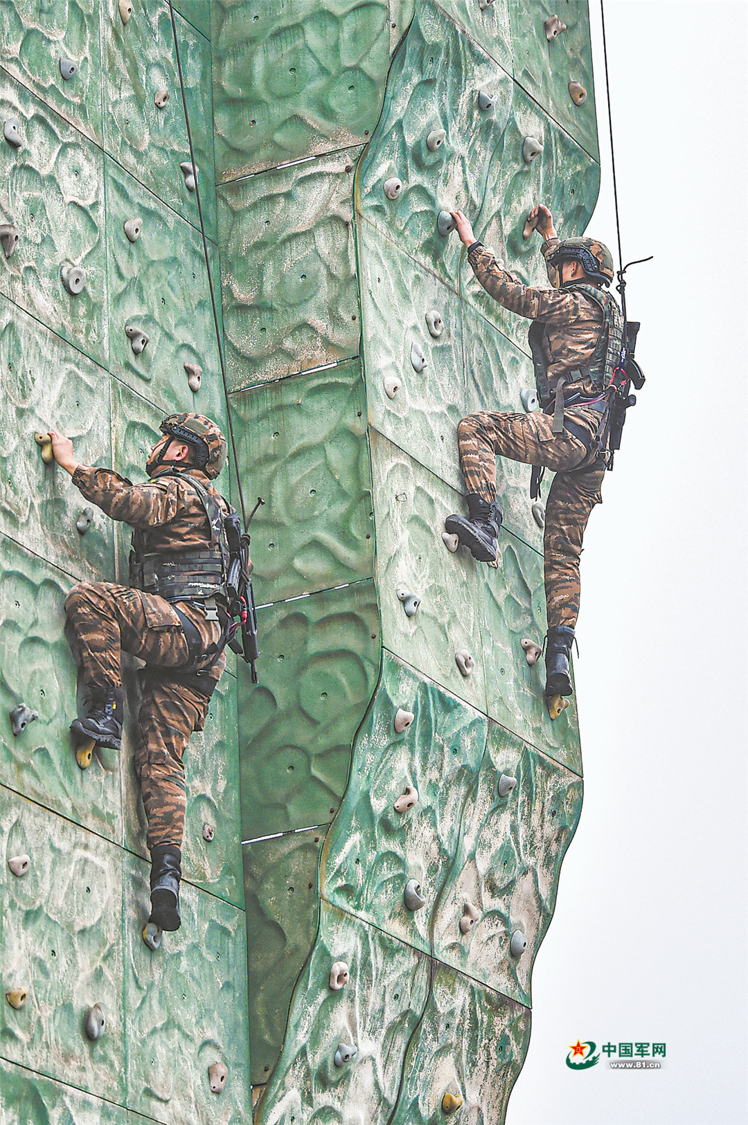 武警重庆总队机动支队组织特战队员开展攀岩课目训练