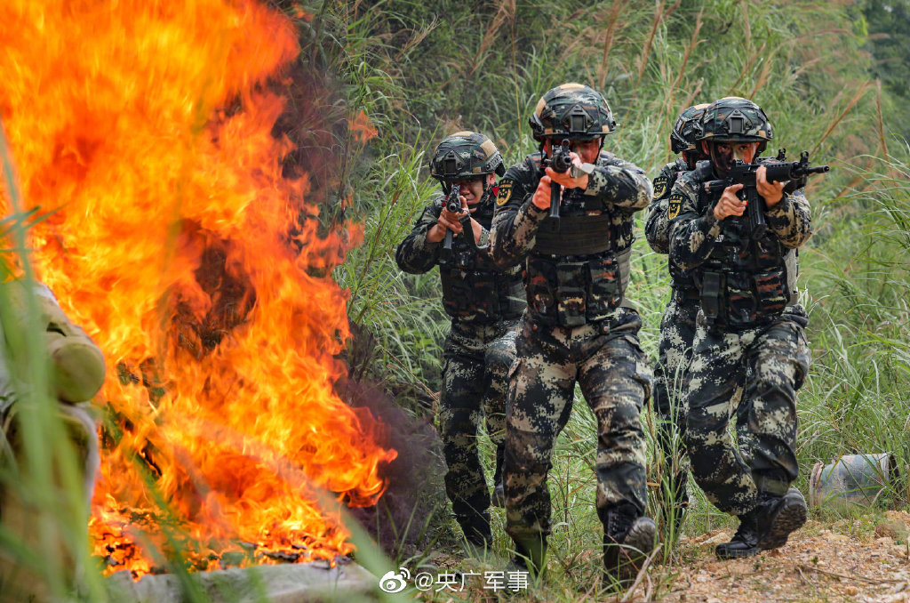 雷霆突击!直击武警特战队员反恐演练