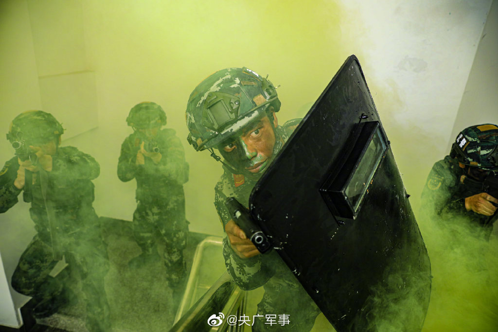 雷霆突击!直击武警特战队员反恐演练