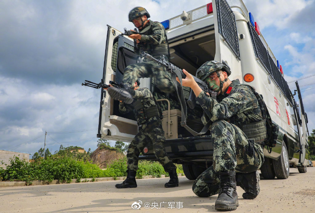 雷霆突击!直击武警特战队员反恐演练