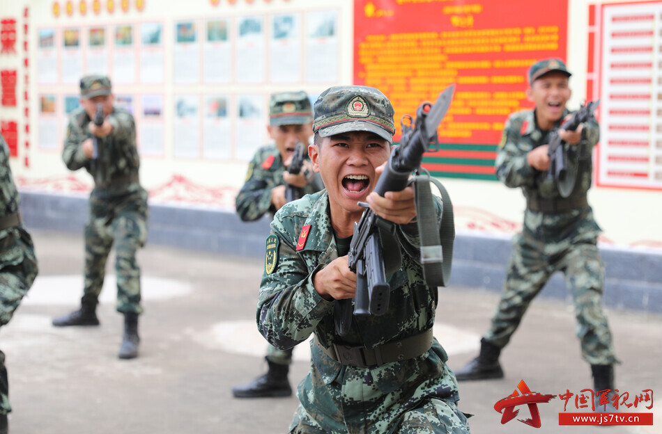 炎炎夏日!武警官兵训练场上展风采