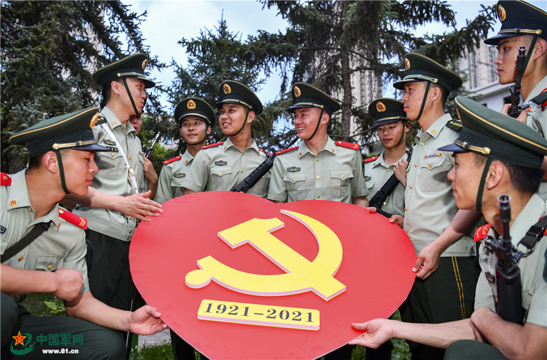 我与党旗合个影|武警官兵对党的这波甜蜜表白,我爱了!