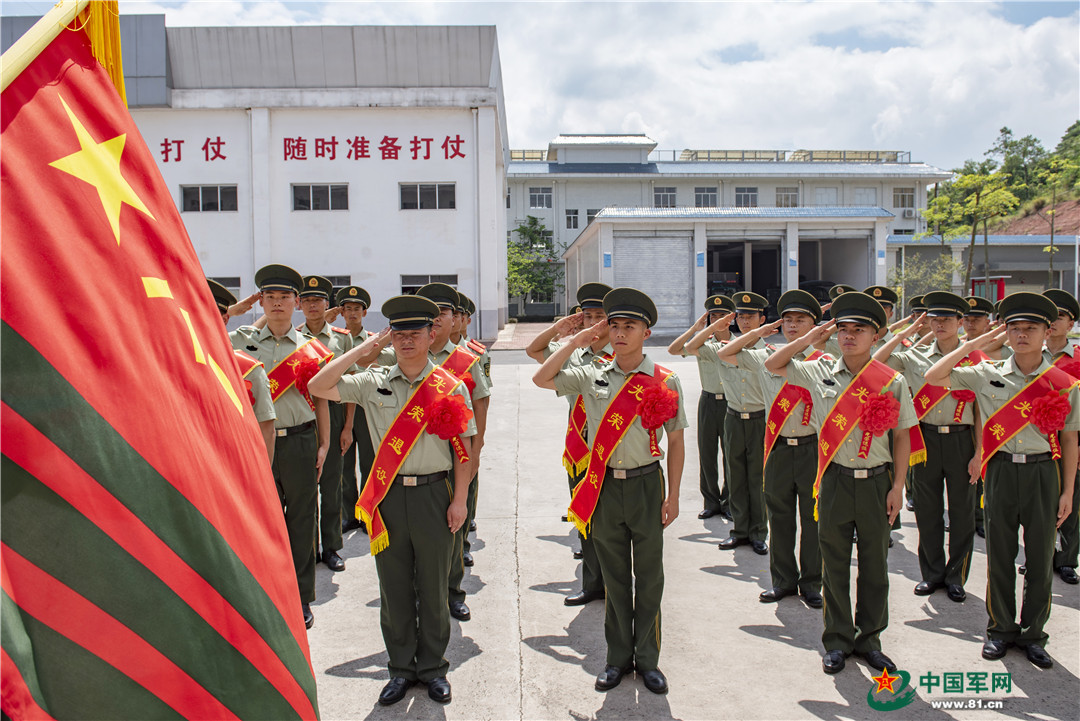 武警玉林支队举行退役士兵宣布命令暨卸衔仪式