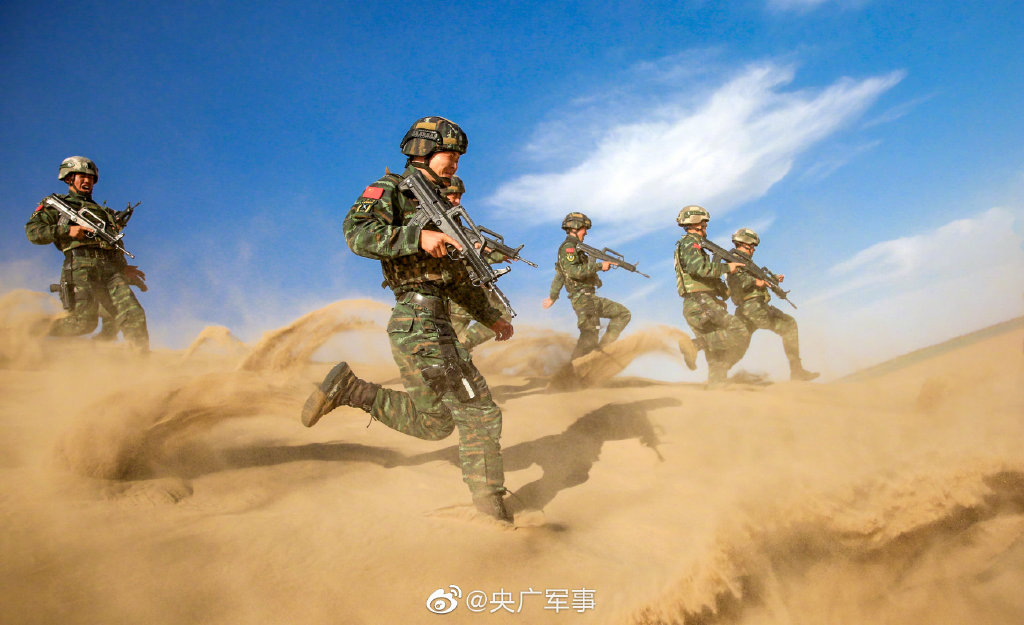武警特战队员沙漠开展捕歼战斗训练 - 中国军网
