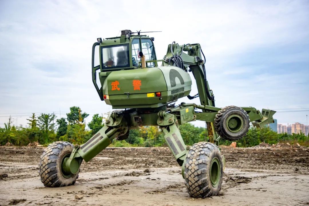 10余种新型国产抢险救援装备专业比武场上,武警第二机动总队某支队