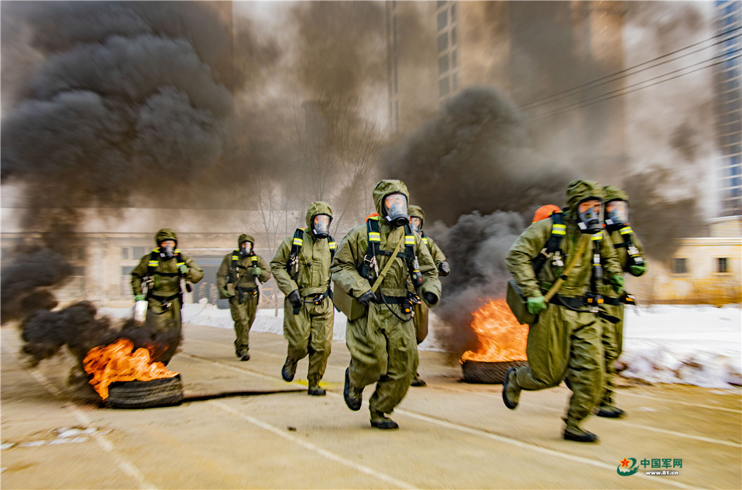 高清大图丨直击武警防化兵训练现场 - 中国军网