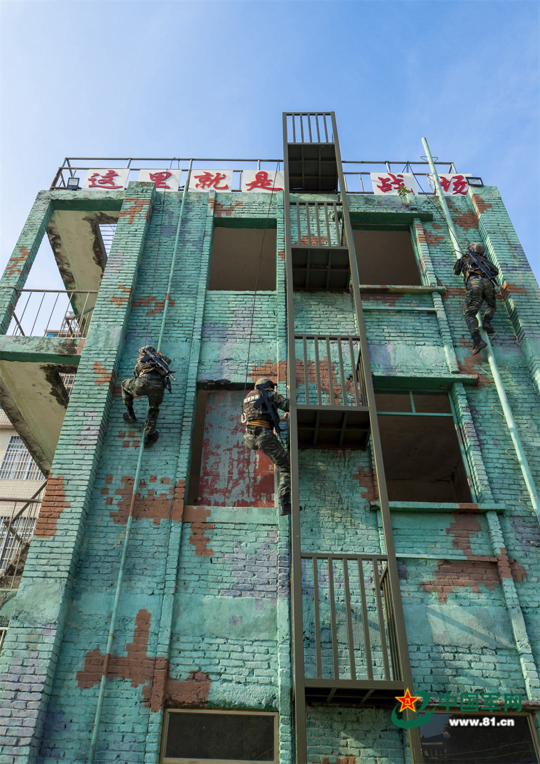 广西北海:武警特战队员开展攀登强化训练 - 中国军网