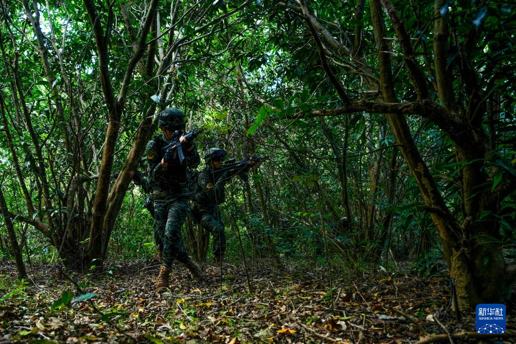 武警海南总队三亚支队组织官兵进行丛林捕歼战斗演练(1月2日摄).