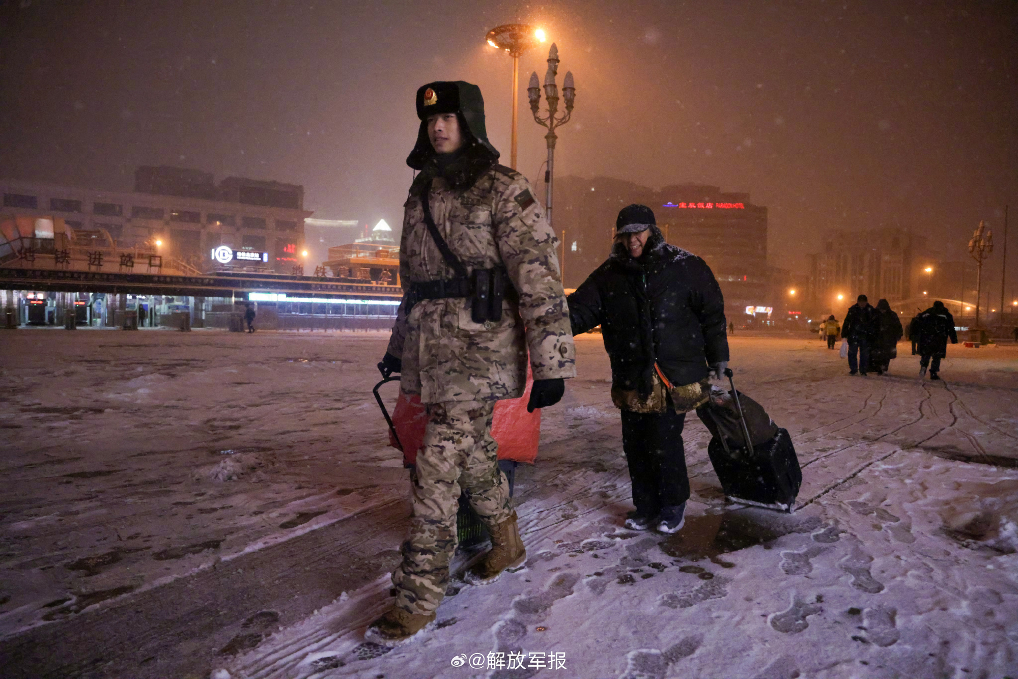坚守!武警官兵风雪中执勤 - 中国军网