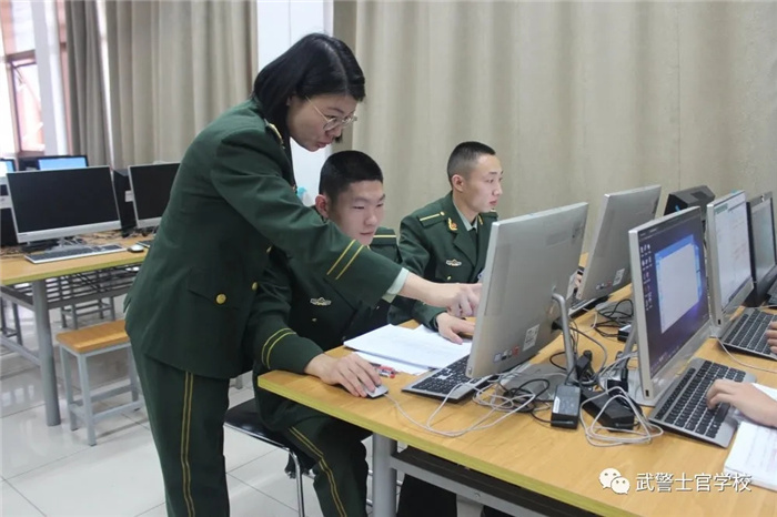 一堂堂生动的授课一次次严苛的训练是将专业的知识春风化雨,润物无声