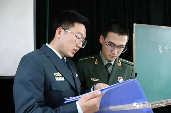 一堂堂生动的授课一次次严苛的训练是将专业的知识春风化雨,润物无声
