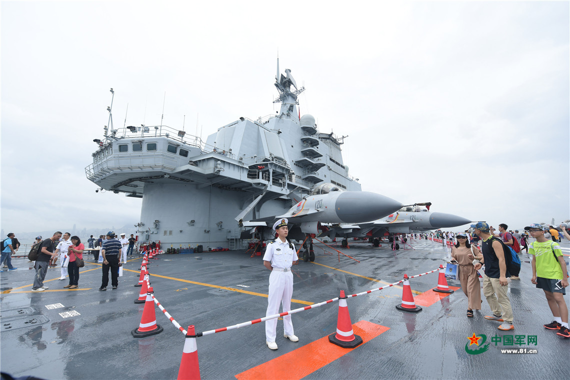 2017年7月8日,香港市民在辽宁舰的飞行甲板上参观.秦晴 摄影