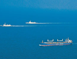 逐浪深蓝护卫和平：海军第42批护航编队执行护航任务