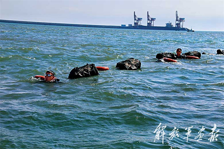 红方参演官兵武装泅渡,向"敌"阵地进行渗透.