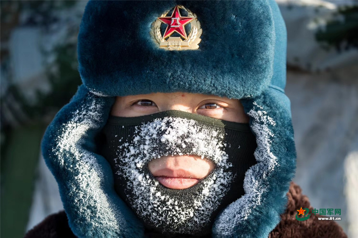 天寒地冻,官兵的帽子和防寒面罩上也挂上了冰霜.杨盼 摄