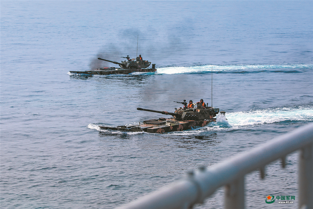 南部战区海军某登陆舰支队开展实战化演练 - 中国军网