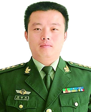 某部指导员余天浩来到"珠江英魂"雕塑前,向老书记郑益龙的塑像唠叨:"