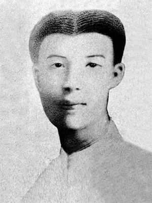 被反动当局通缉,转入地下秘密从事革命活动;1927年随秋收起义部队上