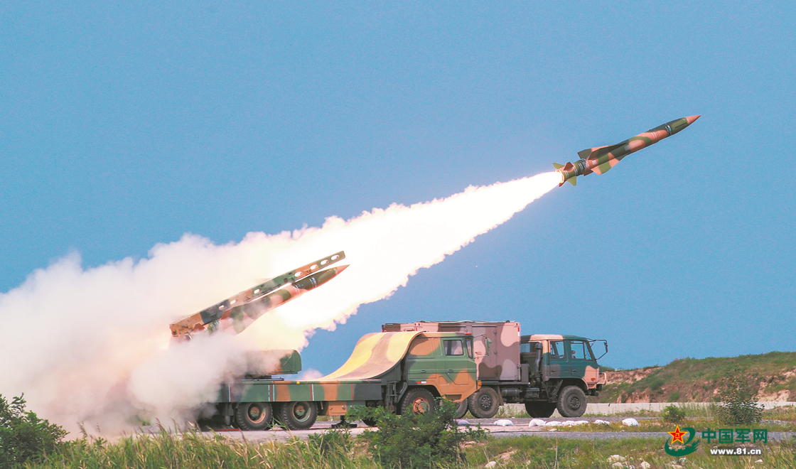 导弹腾空而起.渤海湾畔,天高云淡,风平浪静.