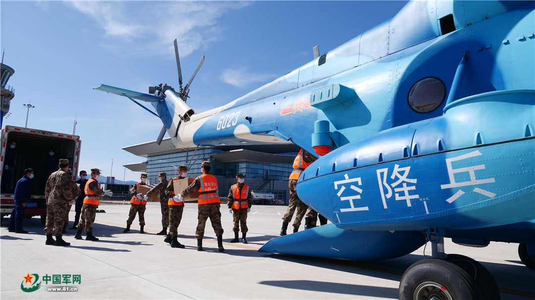 2月8日深夜,运力支援队在前往天河机场的路上. 特约通讯员 闵宇祥 摄