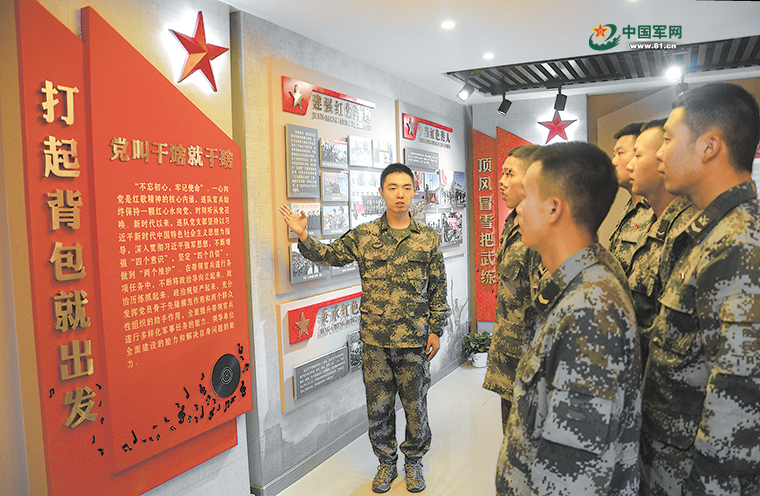 连队官兵在荣誉室里重温历史.霍俊红摄