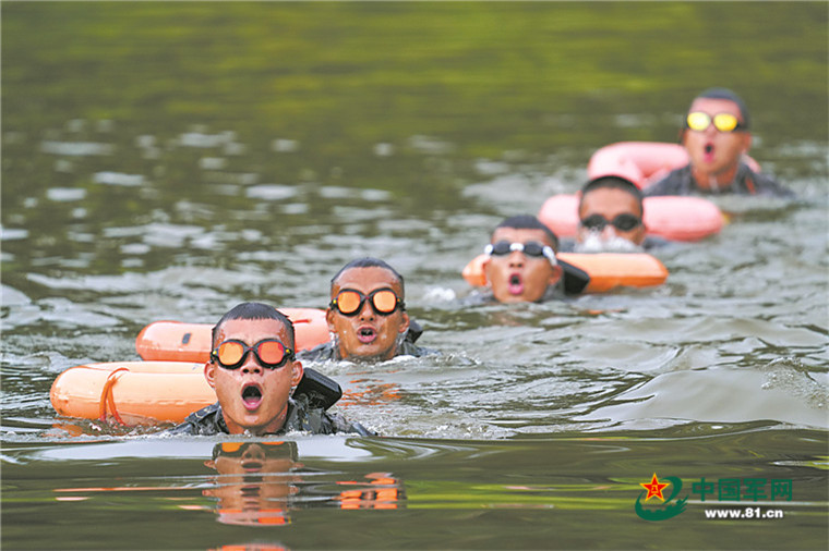 图③:特战队员实施武装泅渡.