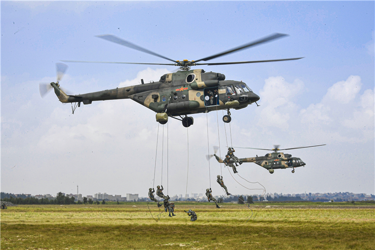 第73集团军某陆航旅与某特战旅联合组织"一机多绳"机降训练