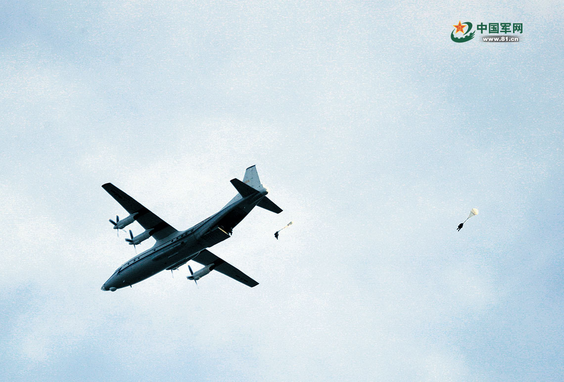 空降兵某旅组织2020年度入伍的女兵进行大飞机跳伞训练