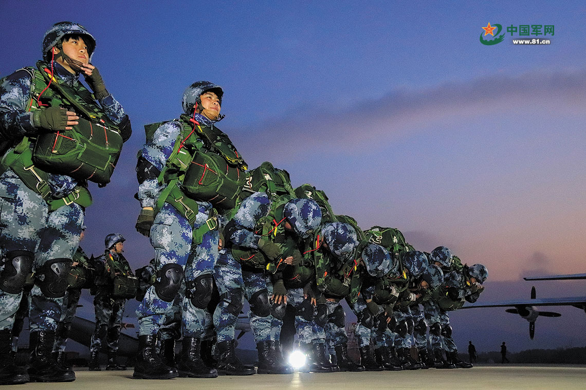 空降兵某旅组织2020年度入伍的女兵进行大飞机跳伞训练