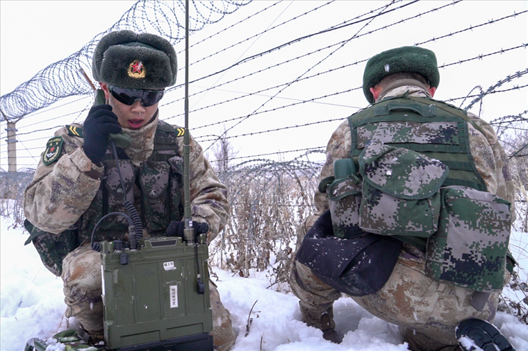 顶风冒雪,官兵们踏上巡逻路!
