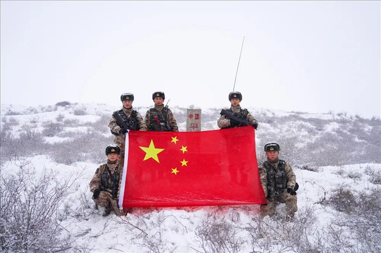 顶风冒雪,官兵们踏上巡逻路!