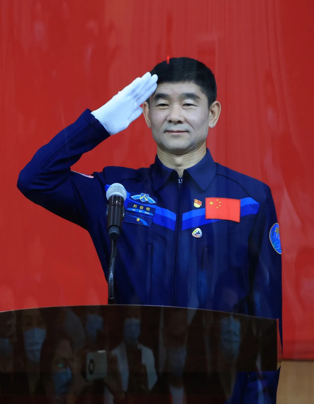 明日出征神舟十二号航天员精彩亮相