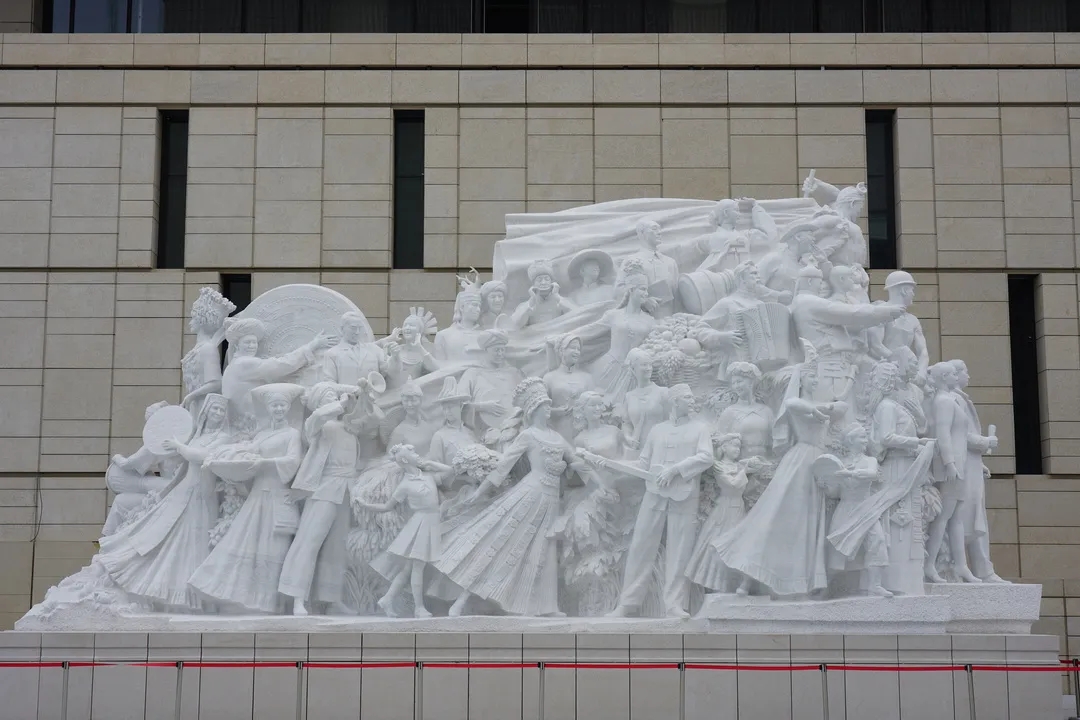 《信仰》《伟业》《攻坚》《追梦》四组大型雕塑分别对应"四个伟大"