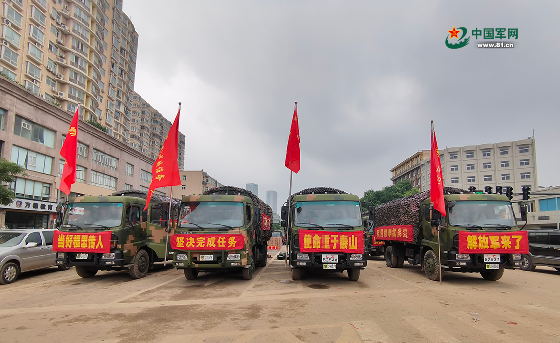 7月23日下午,来自第83集团军杨根思连的官兵们,在郑州大学东门附近