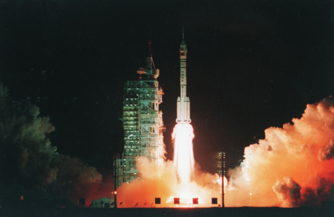 1999年11月20日,酒泉卫星发射中心,神舟一号无人飞船在长征火箭的托举