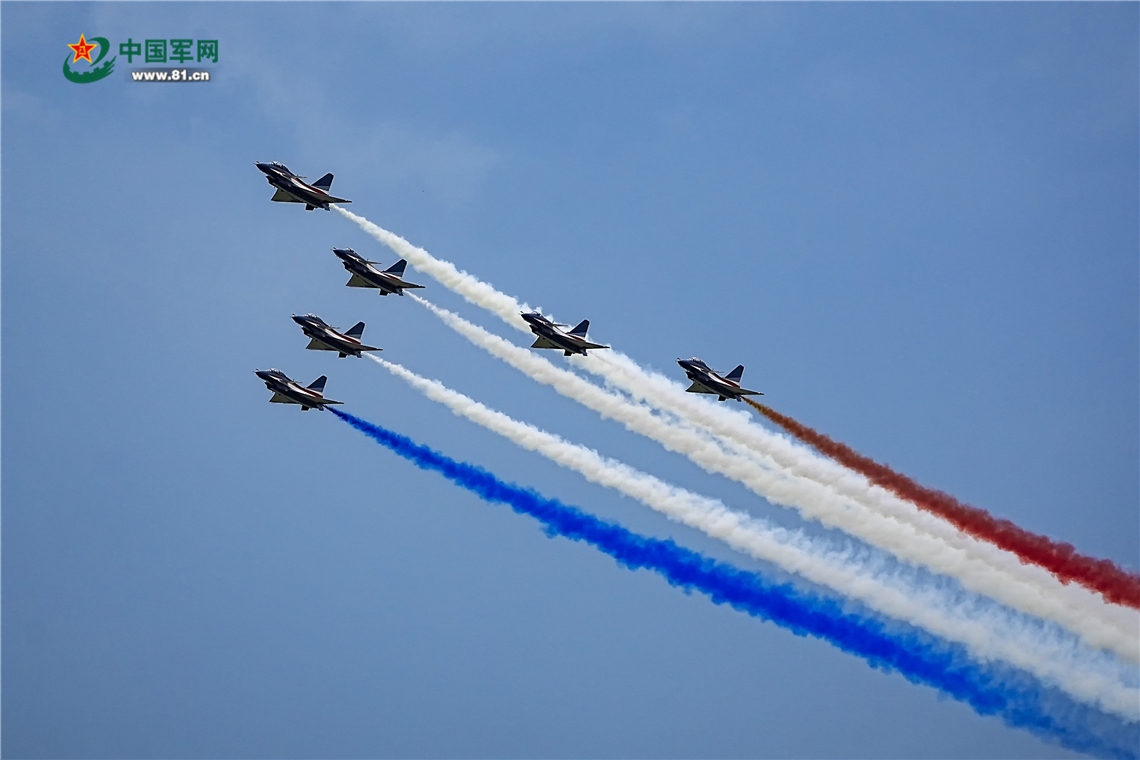 惊艳!第十三届中国航展开幕 这场蓝天视觉盛宴不容错过