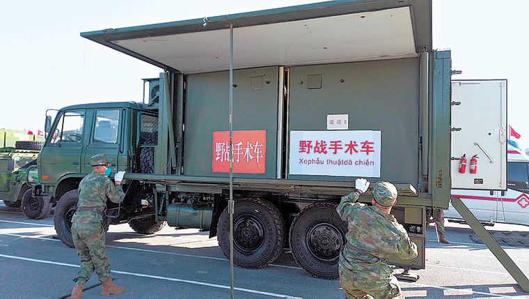 联合演习结束后,中方参演官兵撤收野战手术车.魏 飞摄